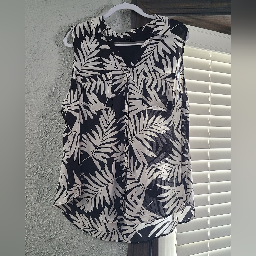 Torrid Madison Georgette Button-Up Sleeveless Shirt Black and White Leaf Print